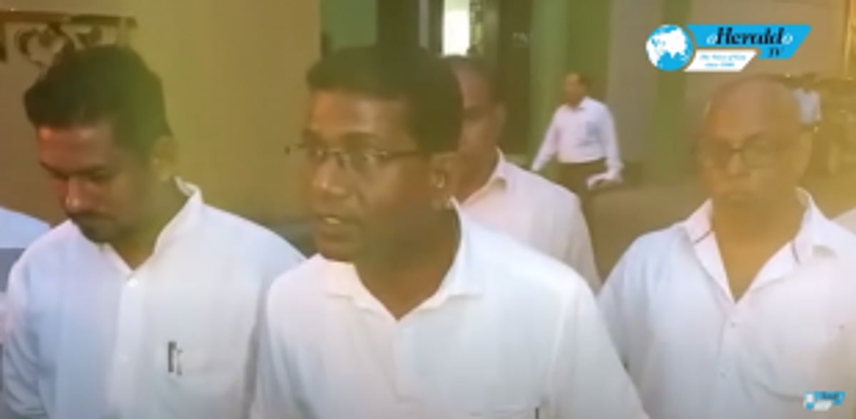 Toddy tappers meet CM over issue of fake caste certificates