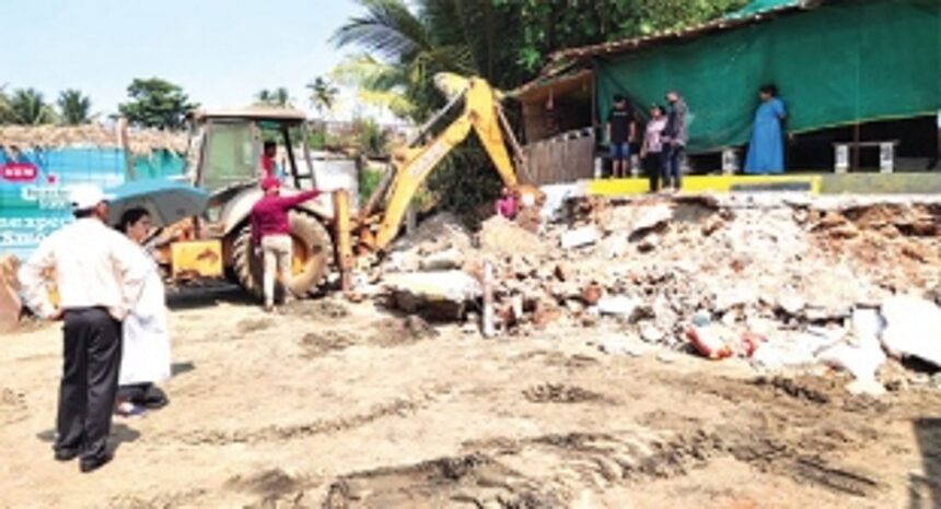 Tourism Dept demolishes illegal structures on Anjuna-Vagator beach