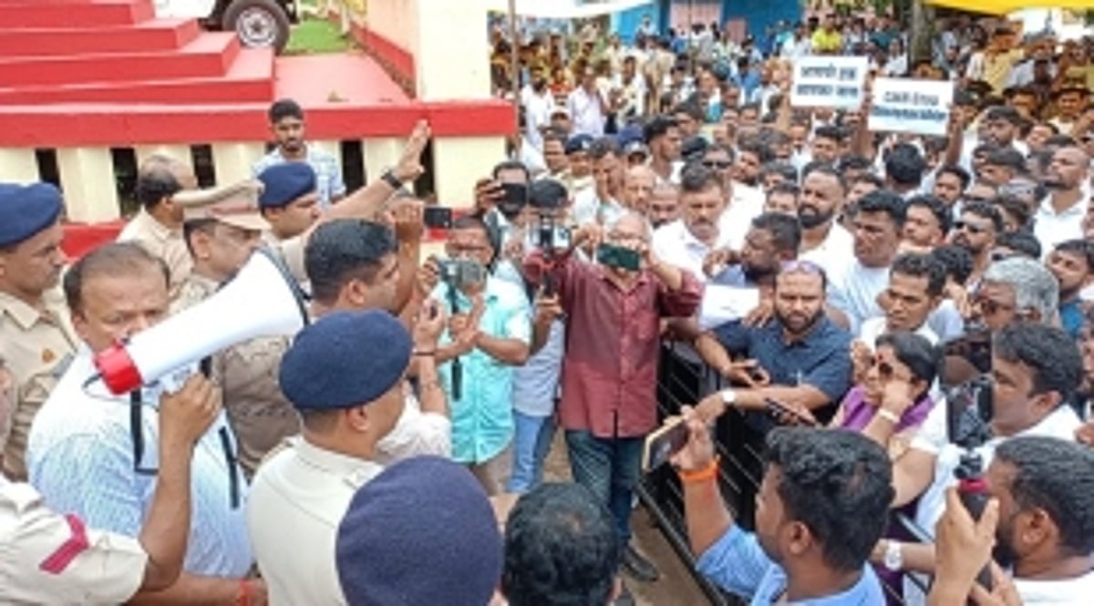 Tourism stakeholders threaten all Goa bandh in support of Mopa taxi operators