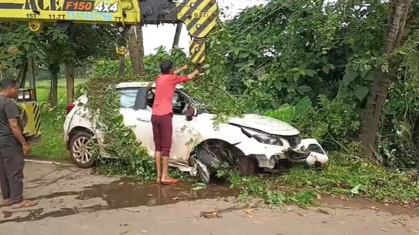 Tourist Crashes Rent-a-Car into Roadside Cross Near Velsao Lake; Locals Alarmed by Reckless Driving 1 Tourist Crashes Rent-a-Car into Roadside Cross Near Velsao Lake; Locals Alarmed by Reckless Driving