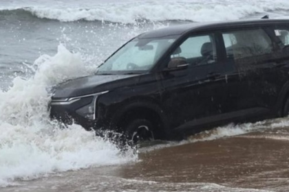 Tourists’ Car Gets Stuck in Sand After Ignoring Shoreline Warnings