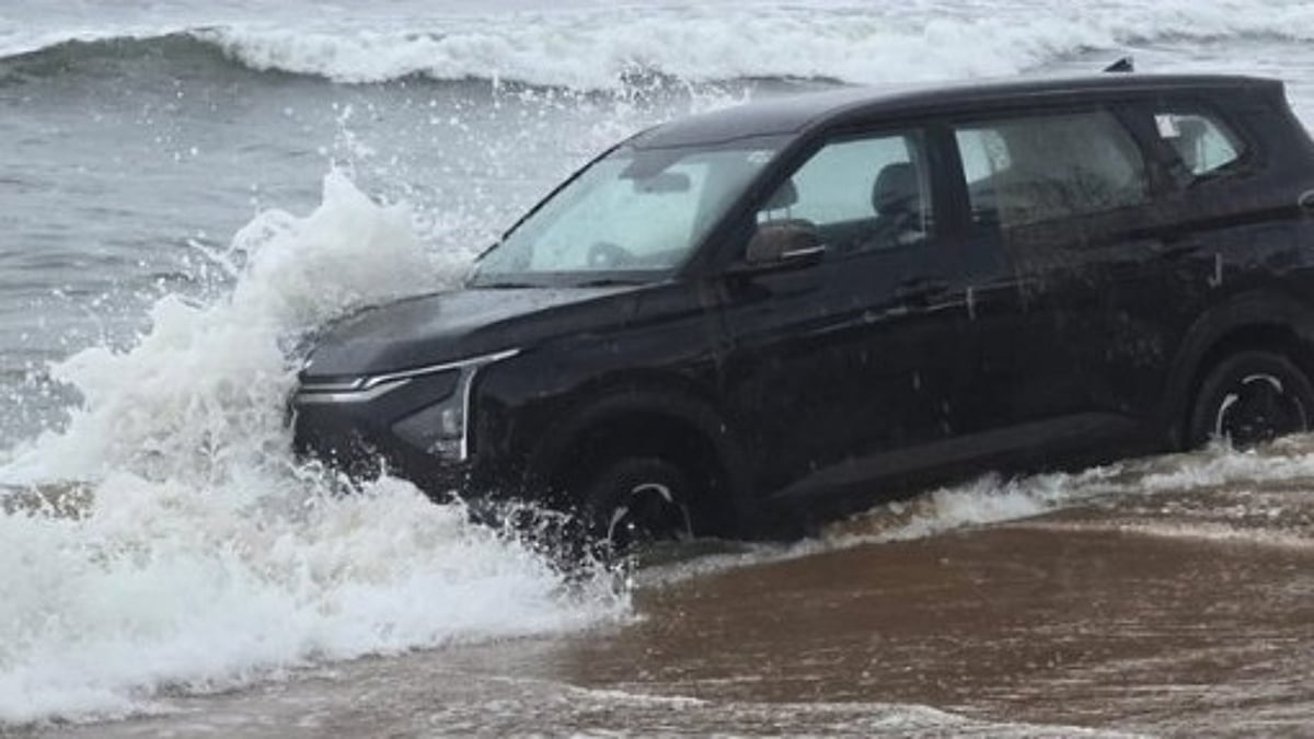 Tourists’ Car Gets Stuck in Sand After Ignoring Shoreline Warnings