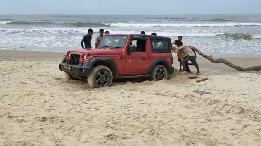 Tourist’s Car Gets Stuck on Benaulim Beach, Calls for Clear “No Vehicle” Signage 1 Tourist’s Car Gets Stuck on Benaulim Beach, Calls for Clear “No Vehicle” Signage