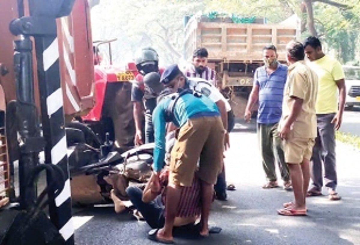 Tourists escape tree crash; Girl hit  by truck, sustains serious injuries