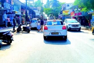 Tourists ignore footpaths  in Calangute coastal areas