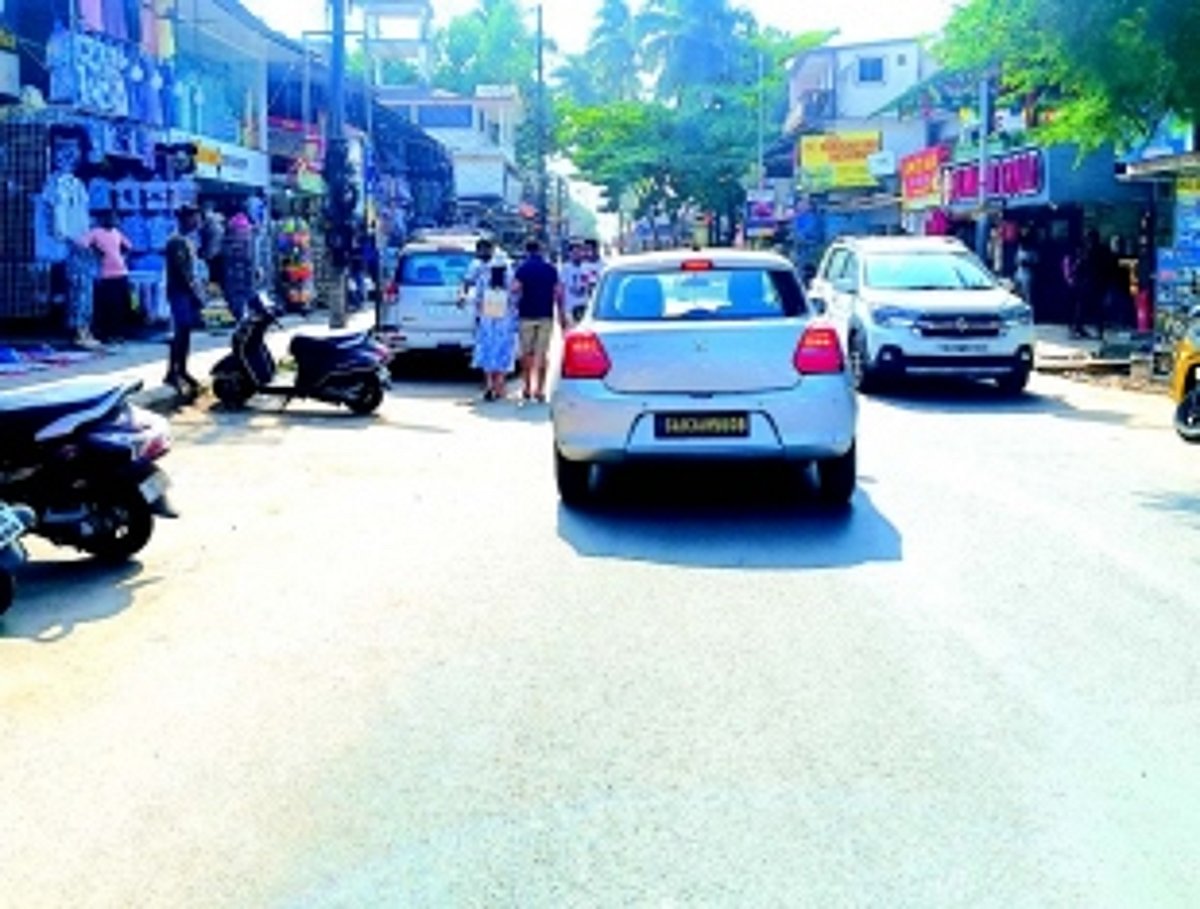 Tourists ignore footpaths  in Calangute coastal areas