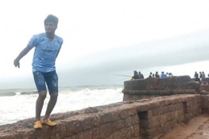 Tourists ignore safety signs to take selfies, photos & videos at Fort Aguada