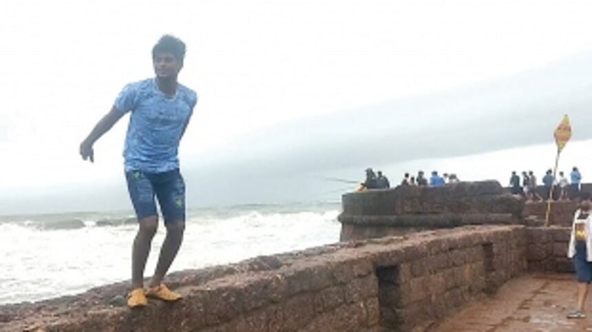 Tourists ignore safety signs to take selfies, photos & videos at Fort Aguada