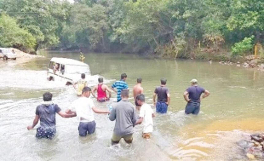 Tourists stranded after Dudhsagar visit rescued by forest personnel 1 Tourists stranded after Dudhsagar visit rescued by forest personnel