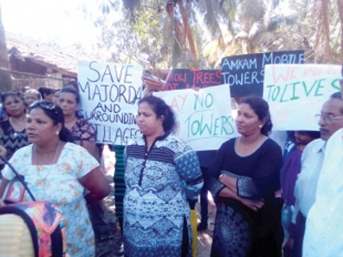 Tower issue: Angry locals gather outside ZP member’s house