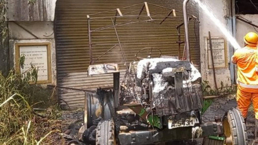 Tractor Catches Fire at Dharbandora Sugarcane Factory; Blaze Quickly Contained 1 Tractor Catches Fire at Dharbandora Sugarcane Factory; Blaze Quickly Contained