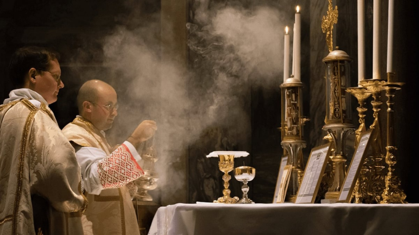 Traditional Latin Mass Explained: From Low Mass to Solemn Pontifical Ceremonies 1 Traditional Latin Mass Explained: From Low Mass to Solemn Pontifical Ceremonies