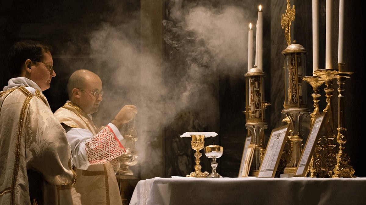 Traditional Latin Mass Explained: From Low Mass to Solemn Pontifical Ceremonies
