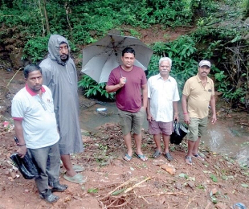 Traditional spring in Kavlem choked with silt & litter, needs urgent attention, say villagers 1 Traditional spring in Kavlem choked with silt & litter, needs urgent attention, say villagers