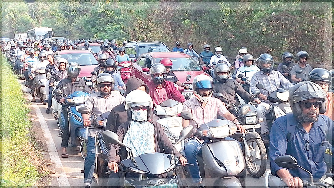 Traffic Chaos on Second Mandovi Bridge Due to Nehru Bridge Closure in Goa