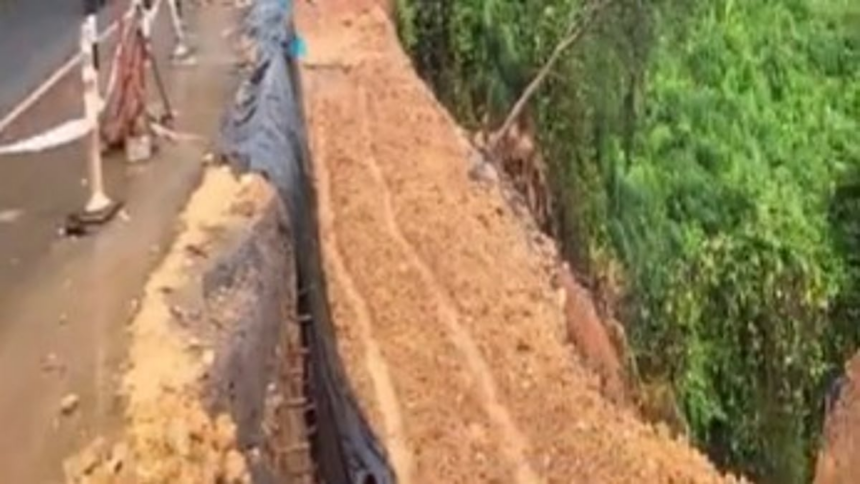 Traffic Disrupted as Road Caves in at Anmod Ghat on Belagavi–Goa Highway; Repairs Underway 1 Traffic Disrupted as Road Caves in at Anmod Ghat on Belagavi–Goa Highway; Repairs Underway