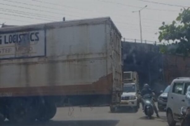 Traffic Jam Near Savitri Hall, Curti-Ponda Due to Vendors' Encroachment and Large Banner Hindrance