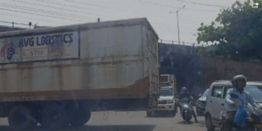 Traffic Jam Near Savitri Hall, Curti-Ponda Due to Vendors' Encroachment and Large Banner Hindrance 1 Traffic Jam Near Savitri Hall, Curti-Ponda Due to Vendors' Encroachment and Large Banner Hindrance