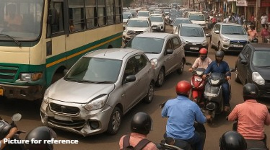 Traffic Snarls in Ponda After Bus-Car Collision Near Dada Vaidya Chowk 1 Traffic Snarls in Ponda After Bus-Car Collision Near Dada Vaidya Chowk