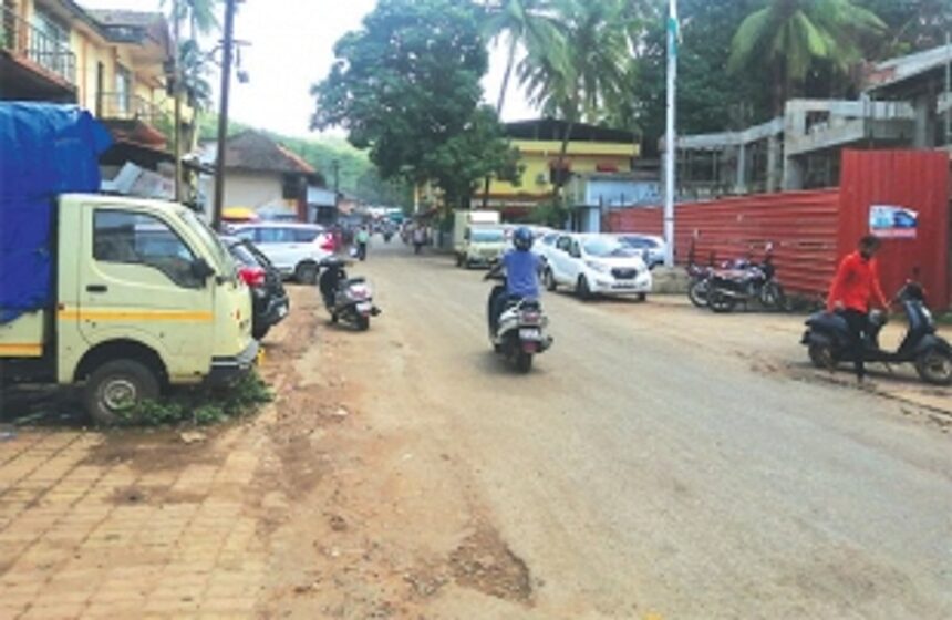 Traffic chaos at Chaudi market in Canacona