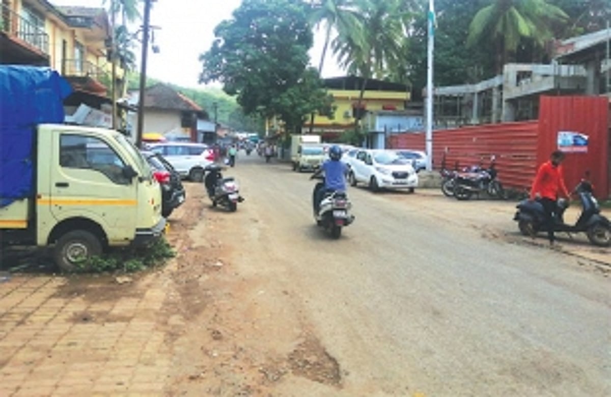Traffic chaos at Chaudi market in Canacona