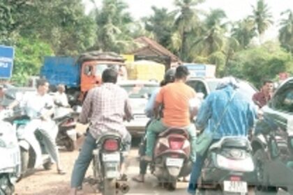 Traffic chaos at Shiroda’s bustling market during peak hours