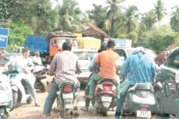Traffic chaos at Shiroda’s bustling market during peak hours