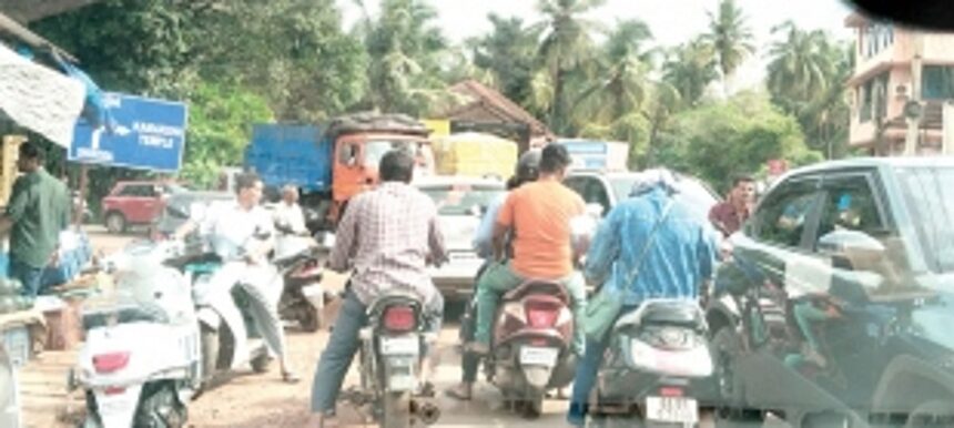 Traffic chaos at Shiroda’s bustling market during peak hours