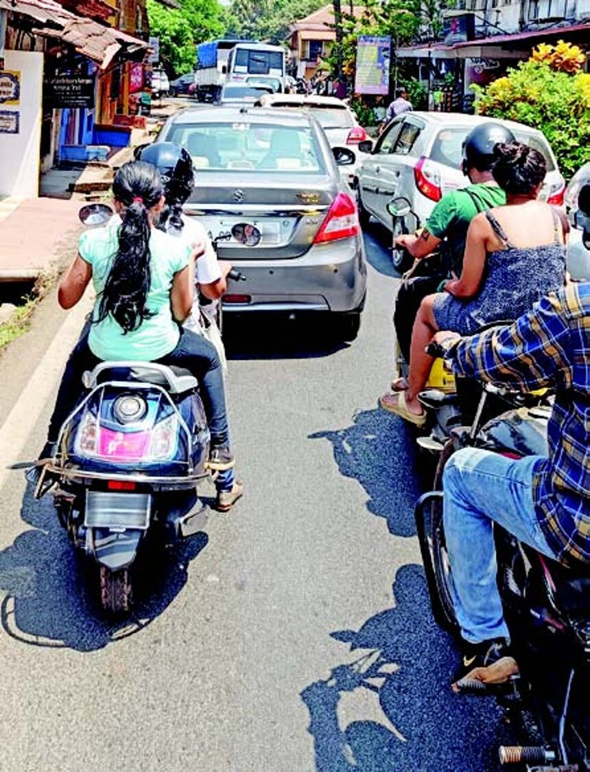 Traffic chaos grips Margao town amid festive shopping rush