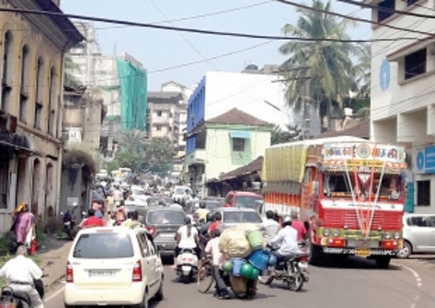 Traffic chaos haunts motorists at Mapusa 1 Traffic chaos haunts motorists at Mapusa