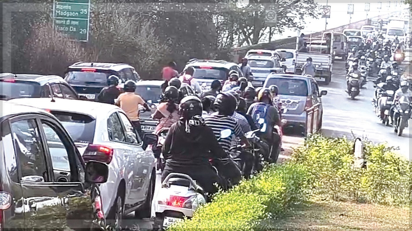Traffic chaos on Mandovi Bridge