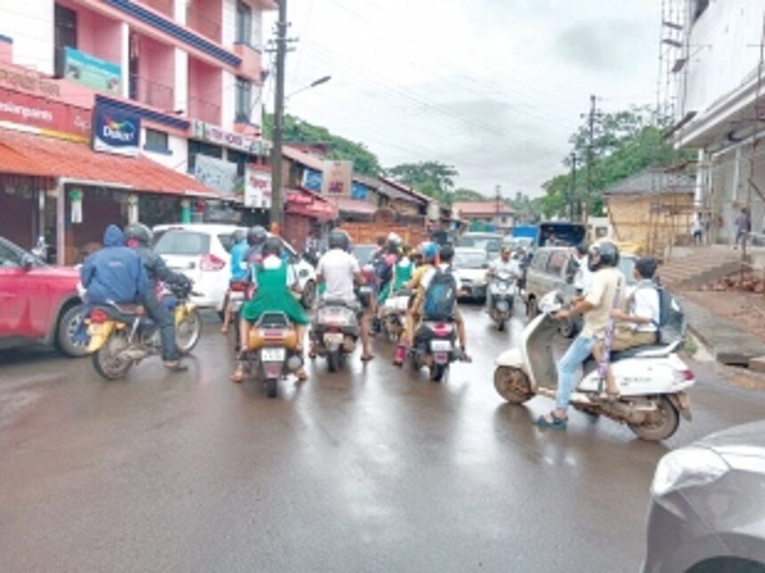 Traffic congestion at Bicholim market 1 Traffic congestion at Bicholim market