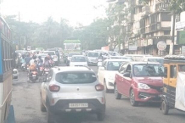 Traffic congestion clogs Ponda Fire Station area