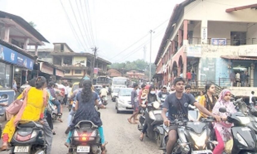 Traffic congestion continues to haunt motorists, pedestrians in Valpoi town
