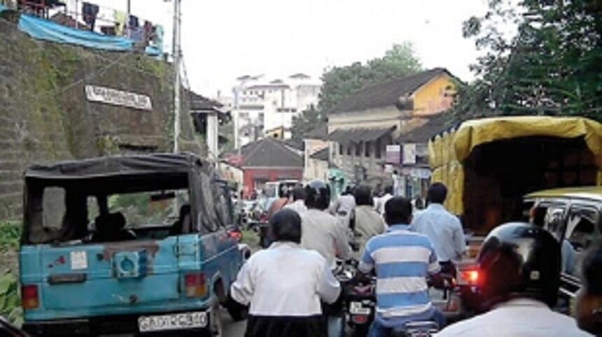 Traffic congestion, lack of parking spaces continue to haunt Mapusa 1 Traffic congestion, lack of parking spaces continue to haunt Mapusa