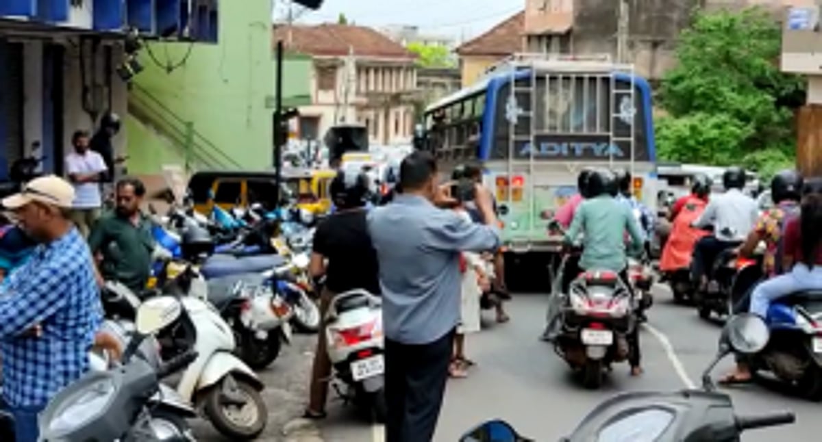 Traffic congests Mapusa Court road