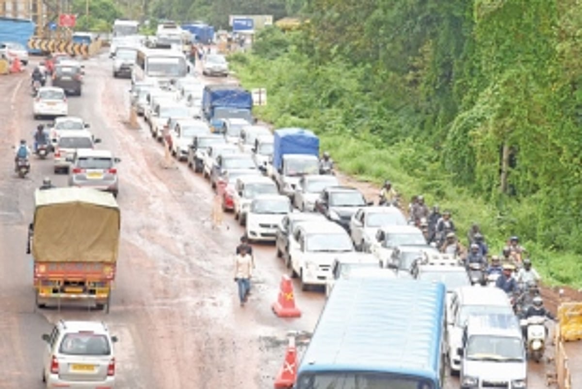 Traffic crawls along Agassaim-Cortalim stretch