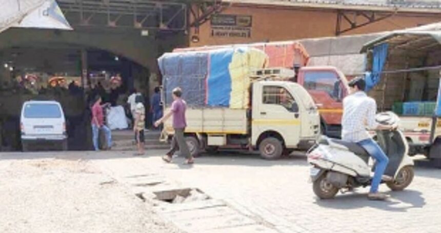 Traffic inconvenience at city market