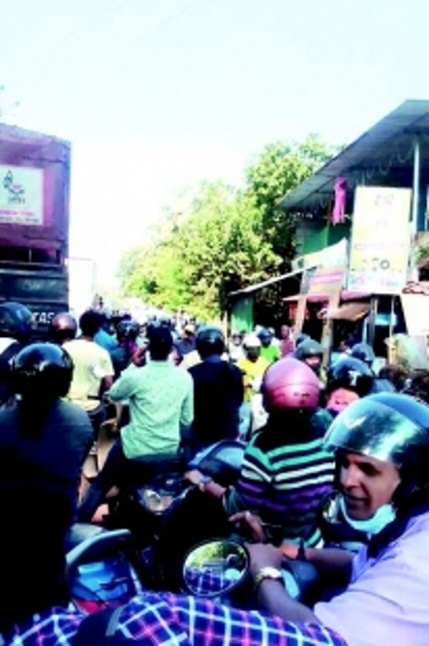 Traffic jam at Shiroda leaves commuters stranded for one-and-half hours