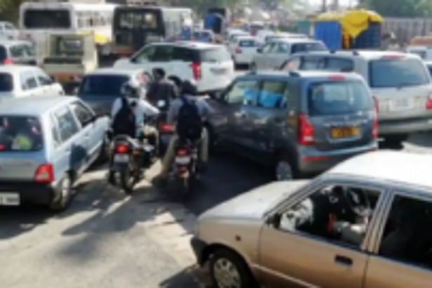 Traffic jams leave commuters stranded along  Porvorim-Panjim highway
