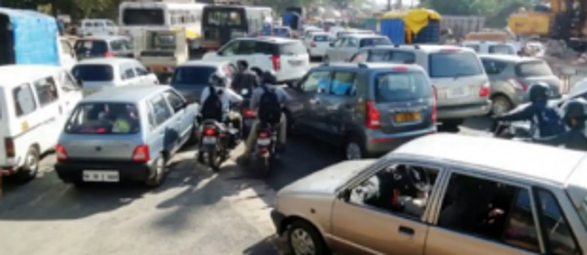 Traffic jams leave commuters stranded along  Porvorim-Panjim highway
