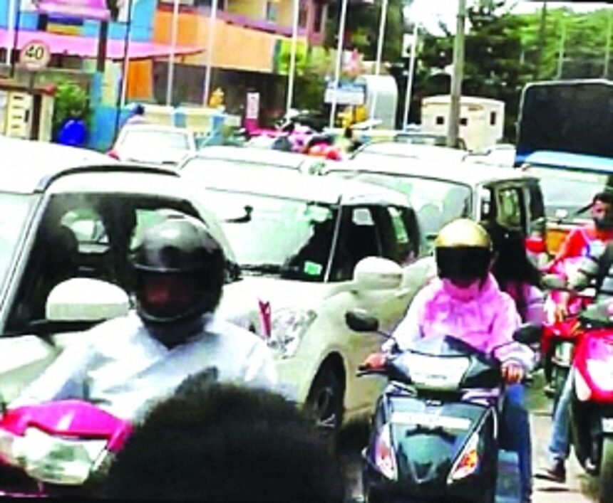 Traffic logjam at Navelim junction leaves locals fuming 1 Traffic logjam at Navelim junction leaves locals fuming