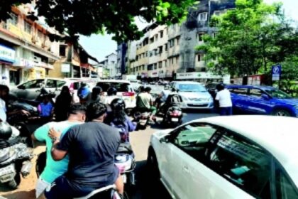 Traffic mismanagement persists in Margao; increased police presence fails to bring relief as shoppers swarm markets