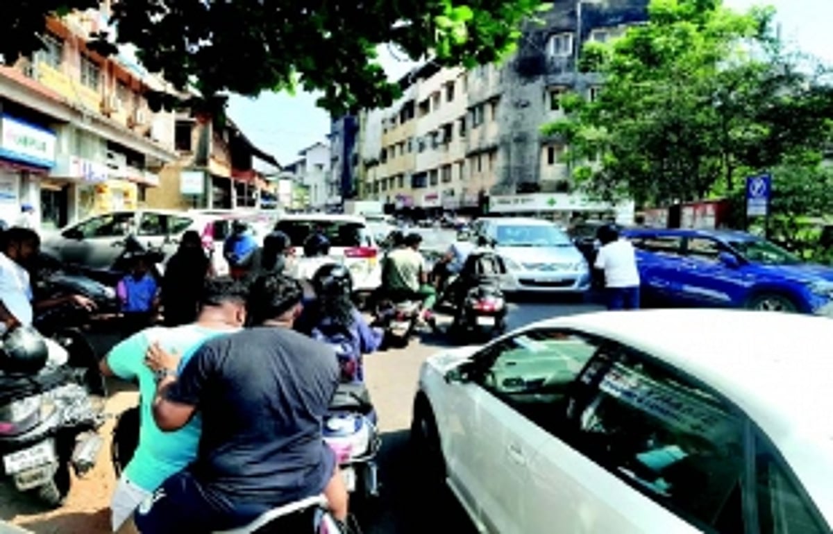 Traffic mismanagement persists in Margao; increased police presence fails to bring relief as shoppers swarm markets
