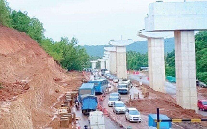 Traffic moves at a ‘frustrating’ slow pace at Cortalim junction 1 Traffic moves at a ‘frustrating’ slow pace at Cortalim junction