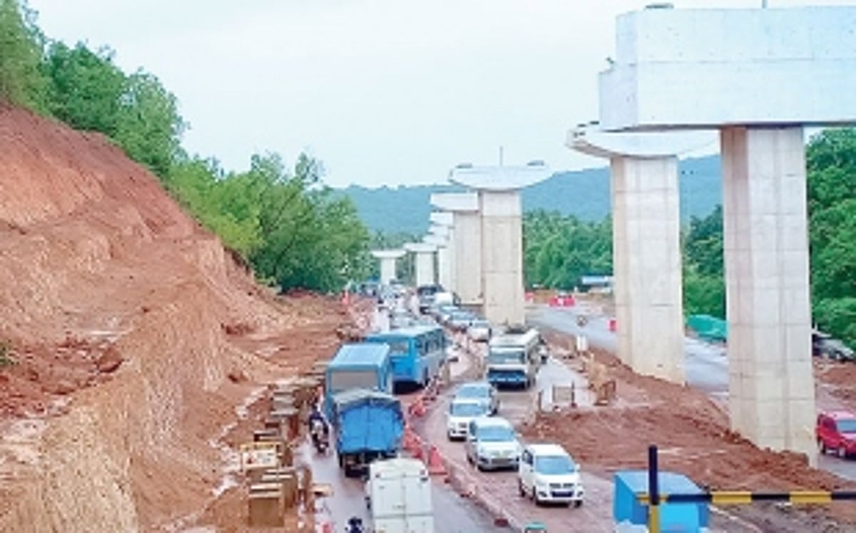 Traffic moves at a ‘frustrating’ slow pace at Cortalim junction