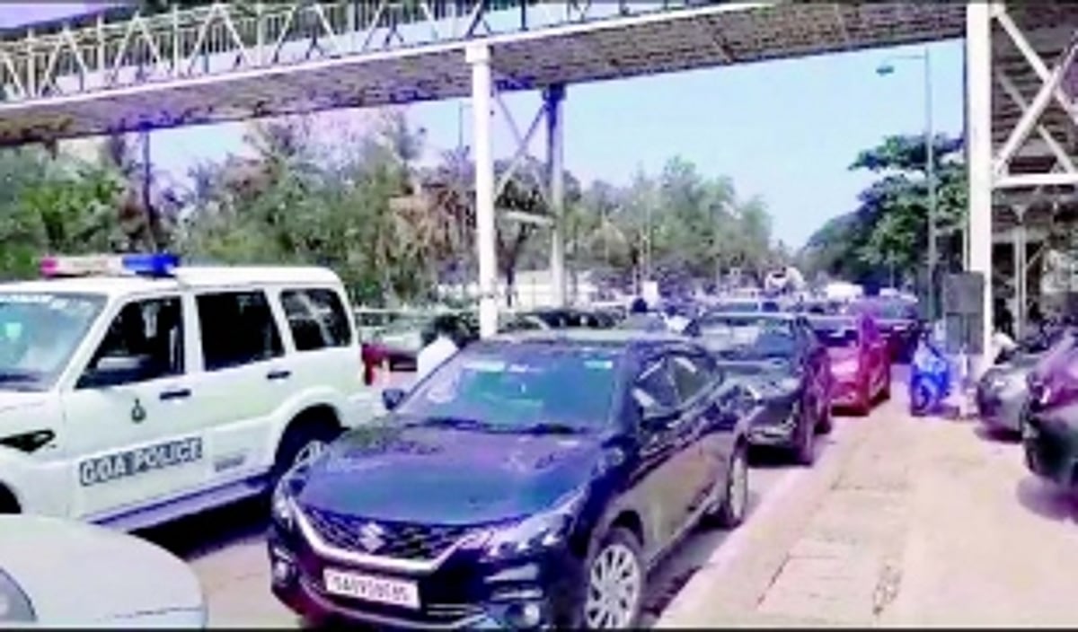 Traffic nightmare at Miramar continues outside Sharada Mandir School
