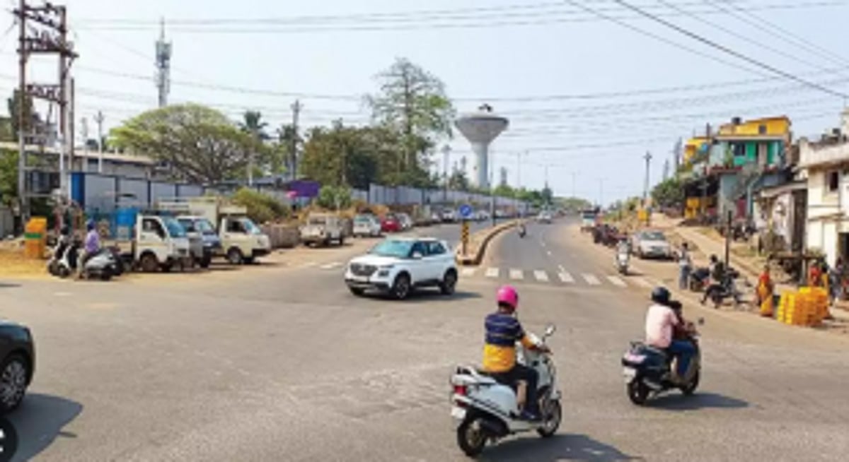 Traffic personnel, signal need of  the hour at Varunapuri junction