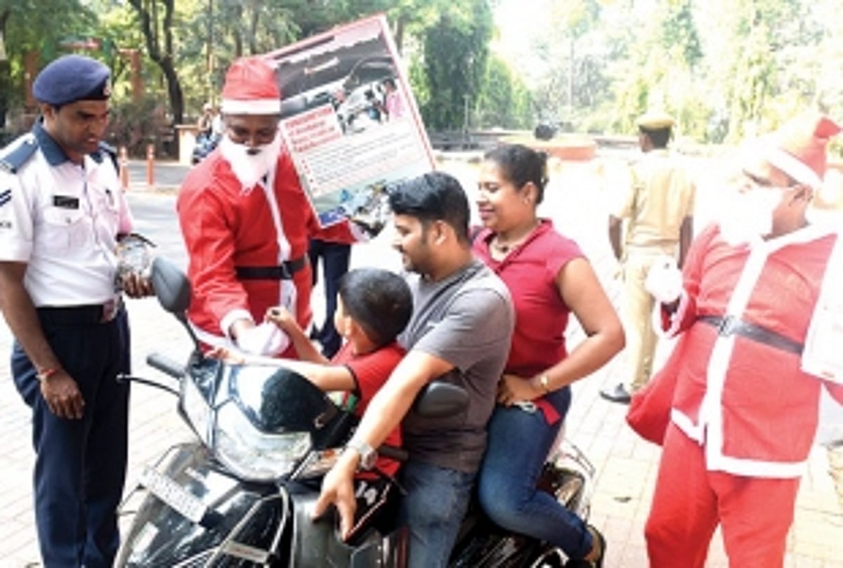 Traffic police play Santa  on eve of Christmas