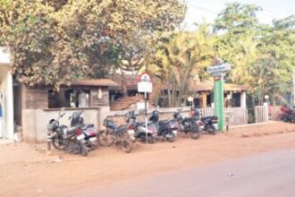 Traffic police turn blind  eye to violations in  no-parking zone at Morjim